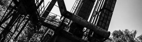 ...Structure industrielle en noir et blanc et contre jour....