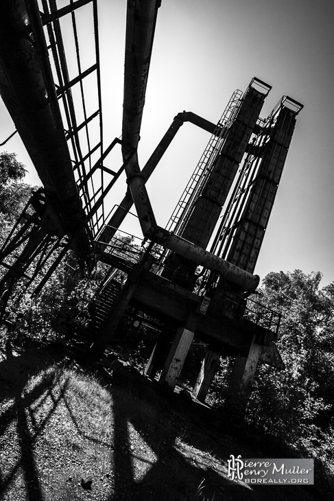 Structure industrielle en noir et blanc
