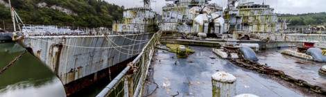 ...Le cimetière de bateaux à Landévennec en Bretagne accueille des coques / épaves de la marine nationale française en attente de ferraillage....