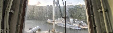 ...Depuis un hubleau de la passerelle du Colbert, vue sur l’Enseigne de Vaisseau Henry , le Détroyat et un transrade Ariel....