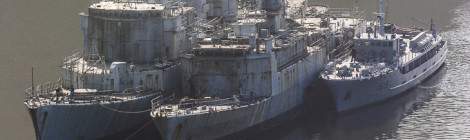 ...&Eacute;quipe militaire sur les coques du cimeti&egrave;re marin de Land&eacute;vennec....
