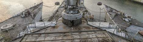...Radar de conduite de tir DRBC 32C sur la proue du Colbert servant au guidage des canons de 100mm. Au sol les restes d’un panneau éclairé des aménagements du bateau musée....