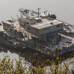 Remorqueur, barge et bateau au cimetière marin