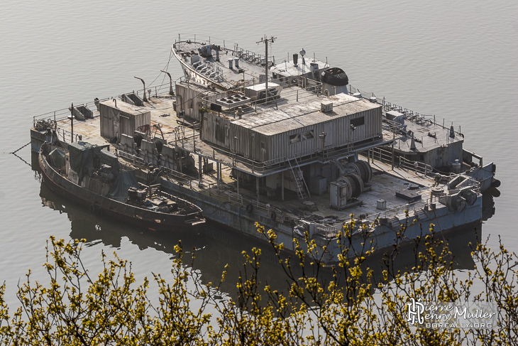 Remorqueur, barge et bateau au cimetière marin