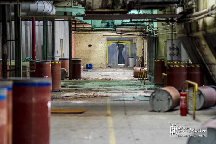 Allée de l'usine abandonnée Badin Sartel