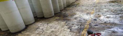 ...Ancien extincteur dans le hangar des conteneurs cylindriques...