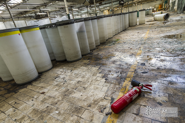 Ancien extincteur dans le hangar des conteneurs cylindriques