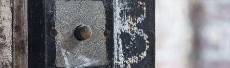 ...Ancien interrupteur d&rsquo;appel d&rsquo;ascenseur...