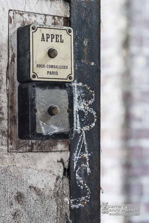 Ancien interrupteur d'appel d'ascenseur