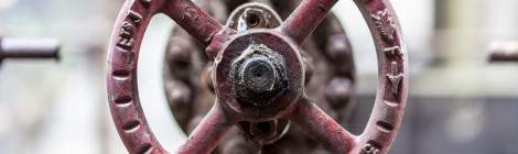 ...Ancienne vanne hydraulique rouge...