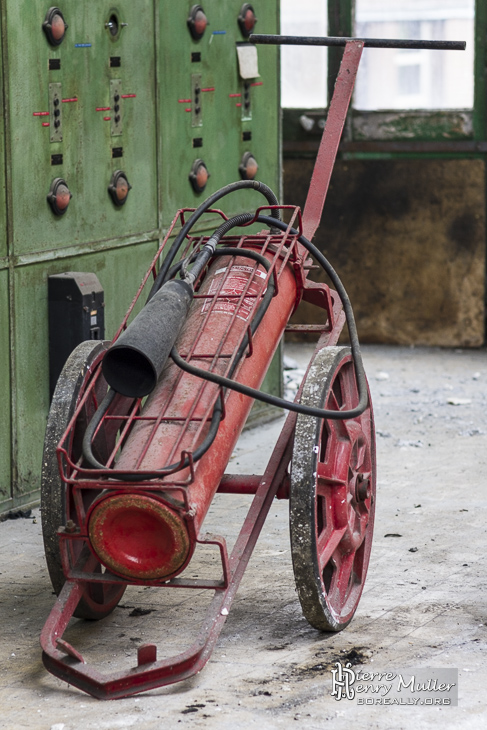 Extincteur d'époque sur chariot à roue