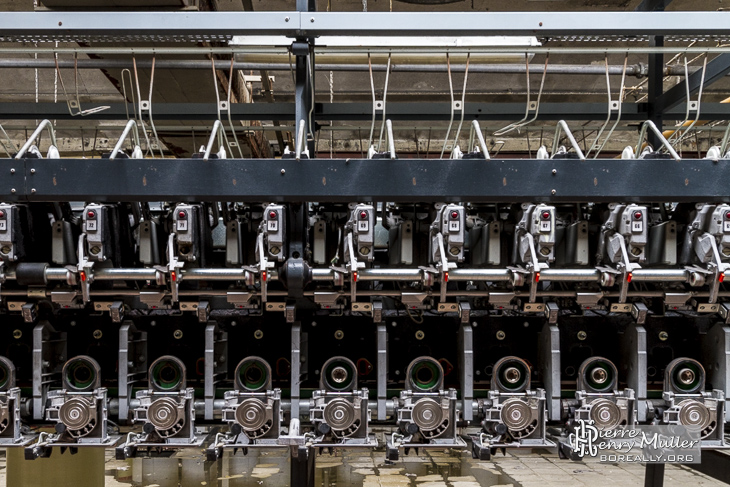 Machine à filer industrielle moderne dans la filature de Barentin