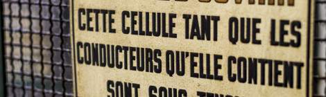 ...Panneau &eacute;maill&eacute; informant du danger &eacute;lectrique....
