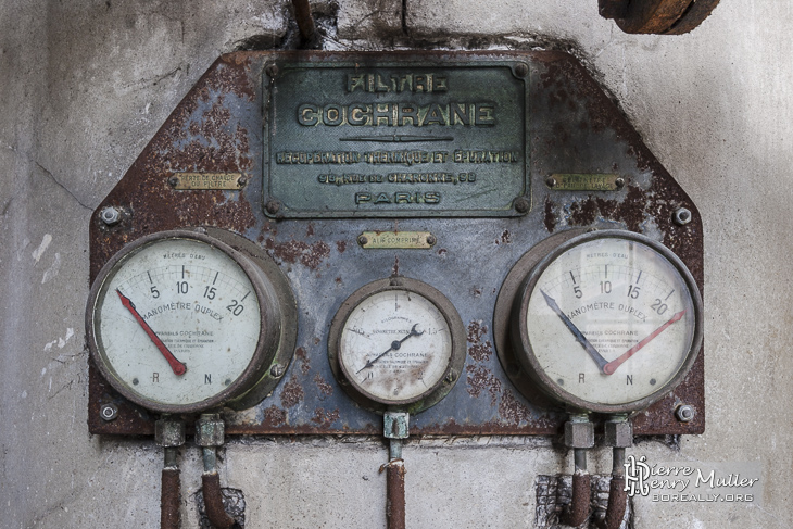 Panneaux aux manomètres hydrauliques de l'usine Badin Sartel