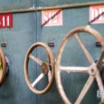 Roue de commande sur l'ancien tableau électrique de l'usine