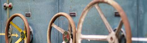...Roue de commande sur l’ancien tableau électrique de l’usine...