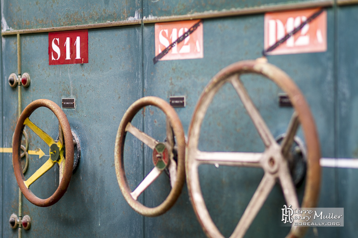 Roue de commande sur l'ancien tableau électrique de l'usine