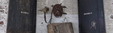 ...Sym&eacute;trie de vieilles portes de toilettes...