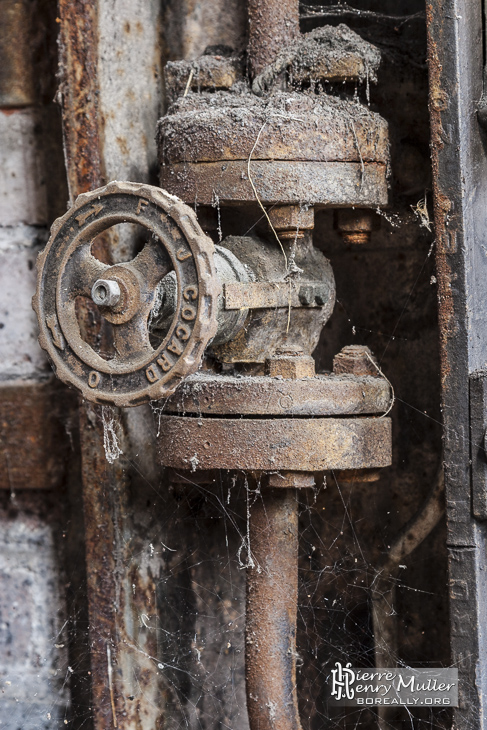 Vanne rouillée dans l'usine à l'abandon