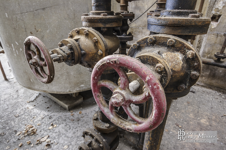 Vannes hydrauliques dans la filature à Barentin