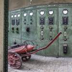 Vieux tableau électrique dans une usine