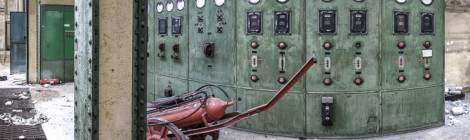 ...Panoramique d&rsquo;un vieux tableau &eacute;lectrique dans une usine...