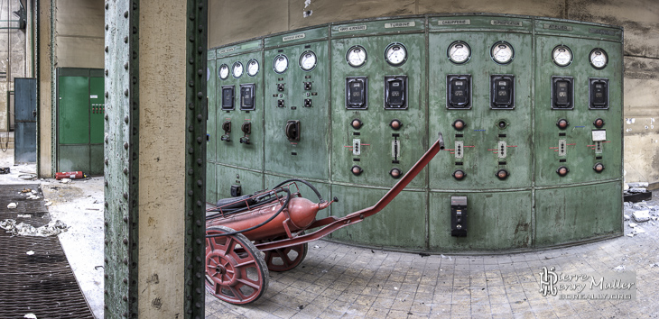 Vieux tableau électrique dans une usine