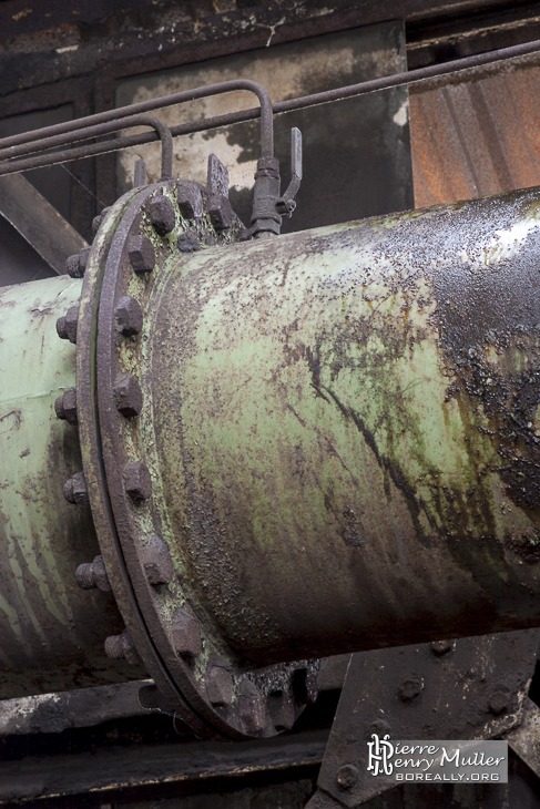Canalisation industrielle avec moisissure
