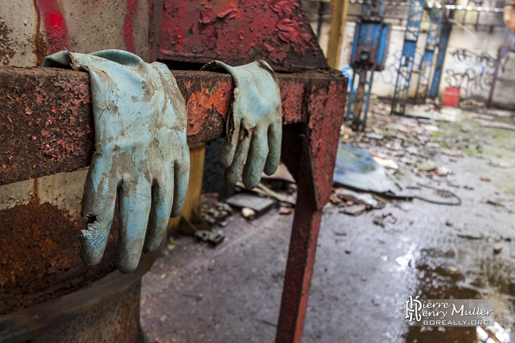 Gants oubliés dans la fonderie de Vernon