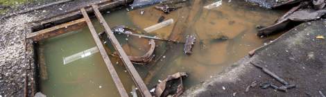 ...Pollution de l&rsquo;eau par des d&eacute;tritus...