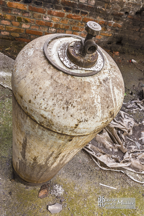 Bouteille de gaz haute pression rouillée