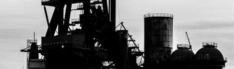 ...Ombre de la structure de haut fourneau aux forges de Clabecq....