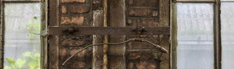 ...Mur et fen&ecirc;tres dans un hangar abandonn&eacute;....