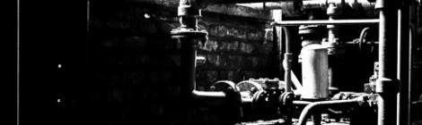 ...Noir et blanc d’une pompe hydraulique éclairé par une fenêtre....