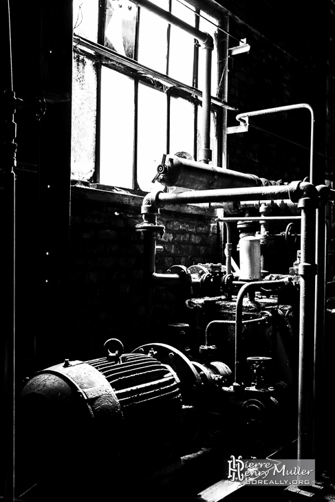 Noir et blanc d'une pompe hydraulique