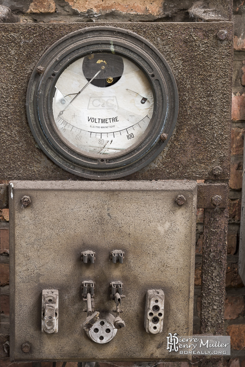 Panneau électrique avec voltmètre à aiguille