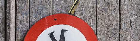 ...Panneaux d’interdiction de passage pour cause de danger sur la porte d’un local technique....