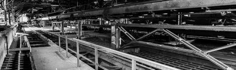 ...Passerelle de convoyeur à bande en noir et blanc....