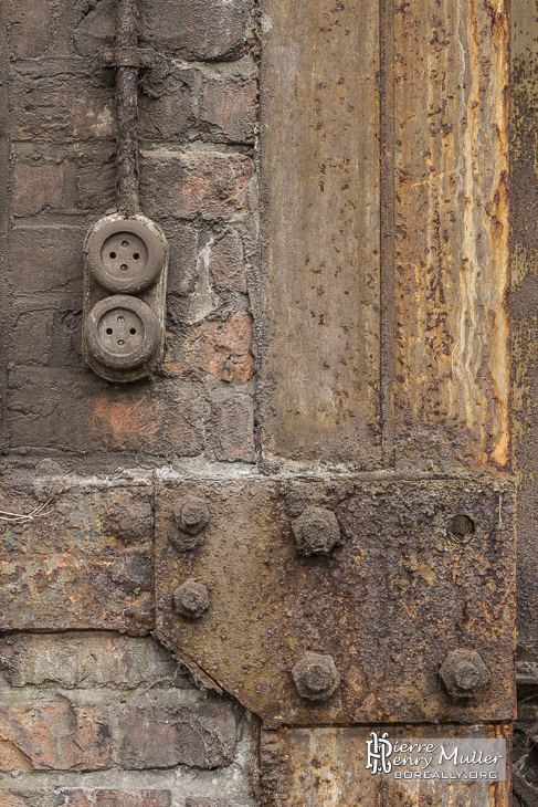 Prises de courant sur un mur industriel