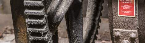 ...Roue crantée et son frein contenant de l’amiante. Le travail de dé-pollution du site commence par une inspection des éléments pouvant contenir de l’amiante....