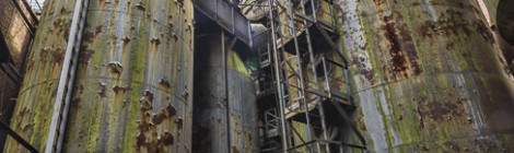 ...Silos recouvert de rouille et moisissure aux forges de Clabecq....