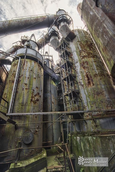 Silos recouvert de rouille et moisissure