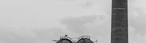 ...Grande cheminée industrielle, petites cheminée sur les toits et silos en noir et blanc à la forge de Clabecq....