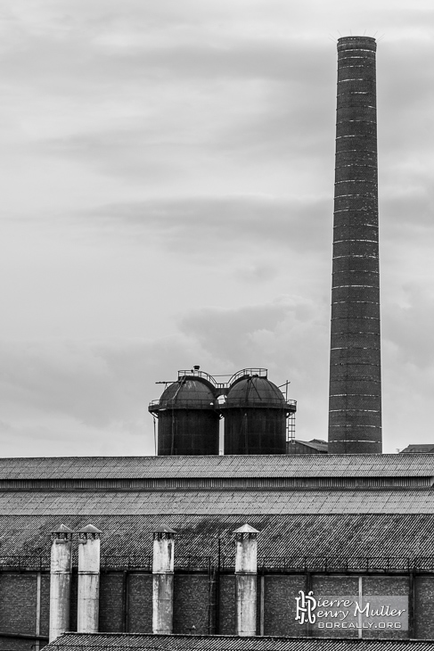 Variations de cheminées et silos à Clabecq