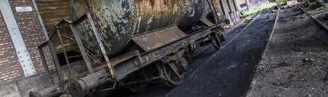 ...Wagon rouill&eacute; et abandonn&eacute; sur sa voie aux forges de Clabecq....