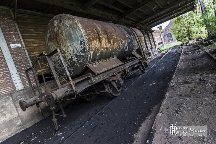 Wagon rouillé et abandonné sur sa voie