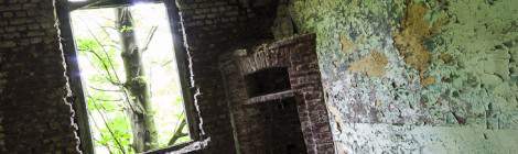 ...Chambre de soldat avec cheminée au fort de la Chartreuse...