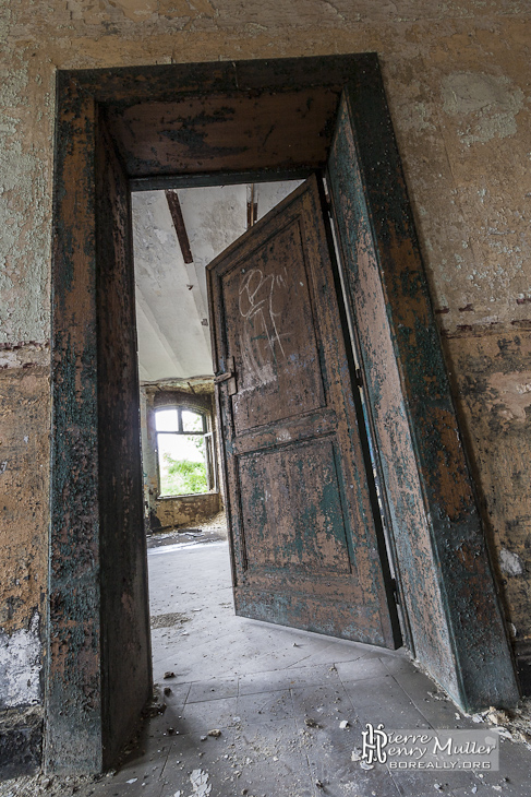 Châssis et porte à la peinture écaillée au fort de la Chartreuse