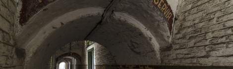 ...Couloir du fort avec devise toujours pr&ecirc;ts &agrave; servir...