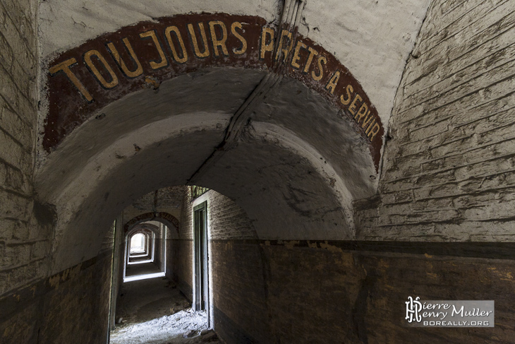 Couloir du fort avec devise toujours prêts à servir